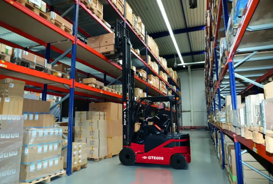 Taylor GTE-60S Electric Pneumatic Tire Forklift Electric Lifts