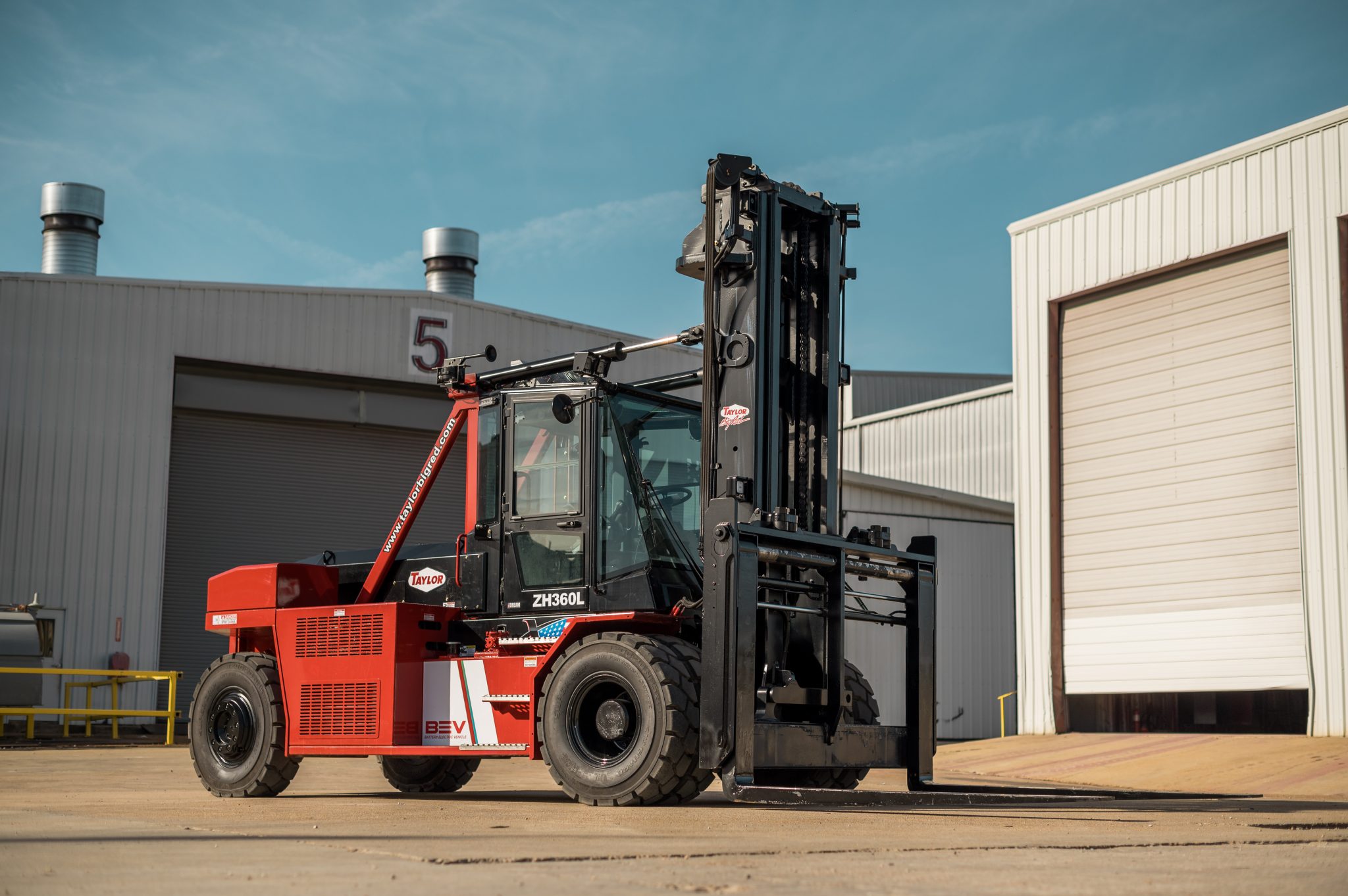 Taylor Machine Works Announces The ZH360L Battery Electric Forklift